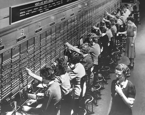 Centralita telefónica antigua atendida por varias operadoras.